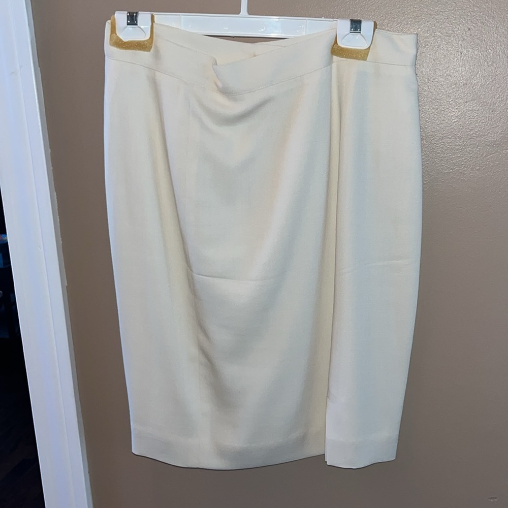 Elegant Women's Cream Blazer with Gold Accents - Picture 3 of 4